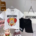 モスキーノ子供服 上下セット tシャツ ショーツ 2点キッズ服MOSCHINO キッズ用 夏のファッションセット クマデザイン T シャツ & ショートキッズ夏服セットクマとハート柄モスキーノ T シャツとショートパンツ