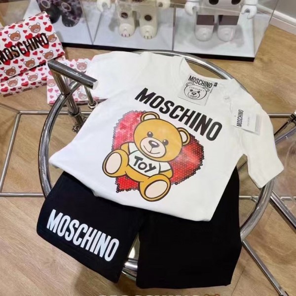 モスキーノ子供服 上下セット tシャツ ショーツ 2点キッズ服MOSCHINO キッズ用 夏のファッションセット クマデザイン T シャツ & ショートキッズ夏服セットクマとハート柄モスキーノ T シャツとショートパンツ