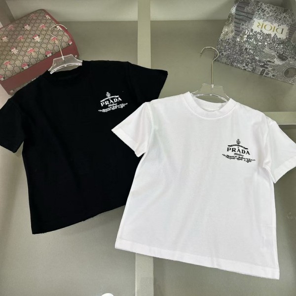 プラダキッズ夏服 T シャツ ブランドロゴが目を惹く ブラックとホワイトPRADA プラダブランド柄 T シャツ夏のファッションブランドロゴ、ブラックとホワイトプラダPRADA 男女児向け 夏