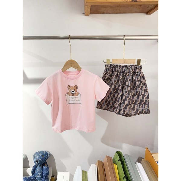 フェンデイ可愛いクマ柄 ピンク T シャツとセット キッズ夏服 2 ピースFENDI 子供服、ピンククマ柄 T シャツとショートパンツフェンデイトレンディなデザイン耐久性ハイブランド韓国風
