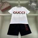 GUCCIキッズ専用 夏の シンプルでエレガントな 2 ピースセットグッチ T シャツ & ショートキッズ夏服セットグッチ 子供服 上下セット tシャツ ショーツ 2点キッズ服ハイブランド