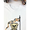バーバリーキッズ夏服 ホワイト T シャツBURBERRYと可愛いテディベア柄バーバリーブランドロゴ T シャツエレガントなデザインバーバリーロゴとテディベアの柄が魅力的で、ホワイトのカラーがエレガントです