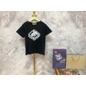 BURBERRY 子供服男女児向け 夏のバーバリー T シャツ 「TB」ロゴ ブラック & ホワイト ハイファッション バーバリー半袖T シャツキッズ夏服バーバリー T