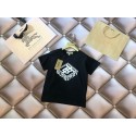 BURBERRY 子供服男女児向け 夏のバーバリー T シャツ 「TB」ロゴ ブラック & ホワイト ハイファッション バーバリー半袖T シャツキッズ夏服バーバリー T