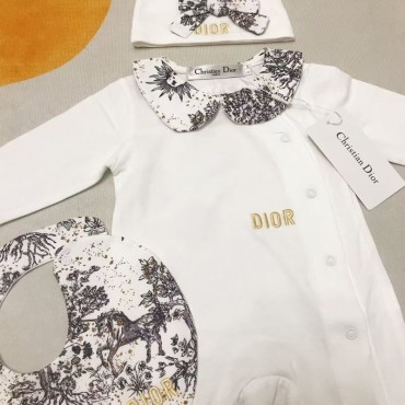 Dior ベビーウェア 3 点セット クチバシ襟 & ブランドロゴ シンプルでエレガントディオール 新生児セット 白ベースディオールベビーセッ高品質ブランドロゴ シンプルでエレガント