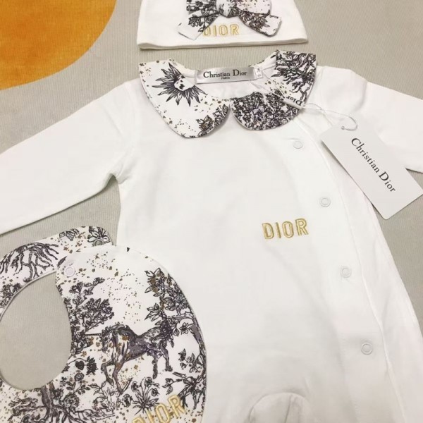 Dior ベビーウェア 3 点セット クチバシ襟 & ブランドロゴ シンプルでエレガントディオール 新生児セット 白ベースディオールベビーセッ高品質ブランドロゴ シンプルでエレガント