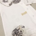 Dior ベビーウェア 3 点セット クチバシ襟 & ブランドロゴ シンプルでエレガントディオール 新生児セット 白ベースディオールベビーセッ高品質ブランドロゴ シンプルでエレガント