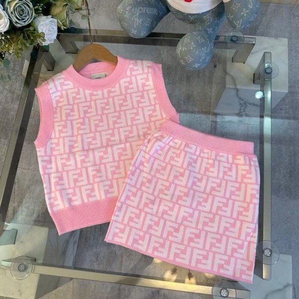 FENDI子供服 フェンデイニットトップス × スカート モノグラムプリントフェンディキッズ ニットセット モノグラム柄 明るいカラー 可愛らしいスタイルフェンデイキッズギフト