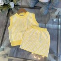 FENDI子供服 フェンデイニットトップス × スカート モノグラムプリントフェンディキッズ ニットセット モノグラム柄 明るいカラー 可愛らしいスタイルフェンデイキッズギフト