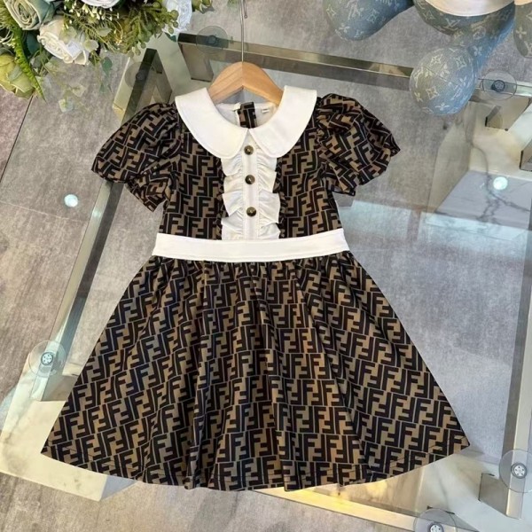 フェンディキッズ ワンピース モノグラム柄 コントラストカラーデザイン 可愛らしいスタイル【人気】FENDI キッズ モノグラムワンピース コントラストカラー クチバシ襟デザイン
