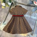 グッチキッズ ワンピース シャツカラーデザイン 白とモノグラム 2 バリエーションGUCCI 子供服 ベルト装飾ワンピース クラシック白 / アイコンモノグラム ファッション小物グッチキッズワンピースグッチ子供用ワンピース