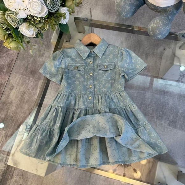 ルイヴィトン キッズデニムワンピース モノグラム柄 シャツスタイル 可愛らしいプチファッション夏用ルイヴィトン キッズ服【贈り物最適】LV キッズ デニムワンピース モノグラム柄 シャツカラー エレガントデザイン