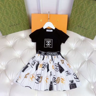 シャネルキッズCHANEL 子供服 白 / 黒 T シャツ + ロゴ柄スカート エレガントコーデセットキッズセットシャネルブランドロゴ、柄スカート2 タイプシャネル半袖 T女の子可愛い
