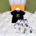 シャネルキッズCHANEL 子供服 白 / 黒 T シャツ + ロゴ柄スカート エレガントコーデセットキッズセットシャネルブランドロゴ、柄スカート2 タイプシャネル半袖 T女の子可愛い
