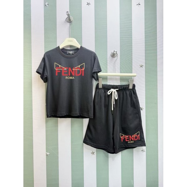 FENDI 子供用セット 半袖 T シャツショート フェンディロゴ カジュアルスポーツスタイルフェンディブランドロゴモチーフ アクティブライフ向けフェンディ人気フェンディ子供服