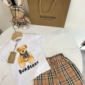 バーバリーキッズ 2 点セット 白 T シャツ半袖 チェックパンツ ブランドアイコンテーマBurberry 子供用コーデ テディベア T シャツ + チェックショート 可愛らしいデザインBurberry キッズ チェック柄セット テディベアモチーフ 日常着用最適