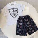 Dior子供服 2 点セット アイコンロゴ 满印柄 夏向けファッションディオールT シャツ夏ファッションキッズファッションディオール子供服 男児 女児半袖Tシャツ 子供服 キッズ ベビー トップスブランドコピー服子供服 ベビー服