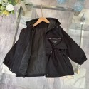 プラダ子供服 キッズ トレンチコート風 コートpradaハイブランド子供服 コピー秋冬プラダ秋冬 子供キッズ服韓国風高品質ブランドロゴプラダ子供用2 色がありますハイブランド子供服 コピー男の子 女の子 