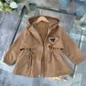 プラダ子供服 キッズ トレンチコート風 コートpradaハイブランド子供服 コピー秋冬プラダ秋冬 子供キッズ服韓国風高品質ブランドロゴプラダ子供用2 色がありますハイブランド子供服 コピー男の子 女の子 