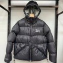 Stussy秋冬服ステューシー ダウンジャケット フード付韓国風男の子Stussy パーカー流行りステューシー服 ステューシーダウンジャケットブラックロゴフード付き