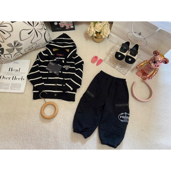 プラダprada 子供セットアップ韓国風 プラダ風 キッズ 黒白ストライプ ロゴ刺繍 2 点セットコピーベストコート超安い偽物ブランド子供プラダ洋服ハイブランド韓国風