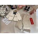 シャネル子供セットアップCHANEL女の子シャネルキッズ 秋冬用 シャネル風 フリース オフホワイト 2 点セットシャネル子供服 ハイブランド子供服 コピー洋服