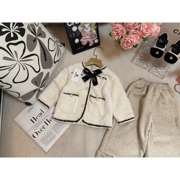 シャネル子供セットアップCHANEL女の子シャネルキッズ 秋冬用 シャネル風 フリース オフホワイト 2 点セットシャネル子供服 ハイブランド子供服 コピー洋服