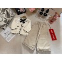 シャネル子供セットアップCHANEL女の子シャネルキッズ 秋冬用 シャネル風 フリース オフホワイト 2 点セットシャネル子供服 ハイブランド子供服 コピー洋服
