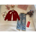 ミュウミュウ子供服女の子秋冬可愛いミュウミュウ子供セットアップ 秋冬 MiuMiu 子供キッズ服 ベストブランド子供服ウェア激安ミュウミュウMiuMiu 姉妹服 女童用 レッドニットカーディ + デニムパンツ 2 点セット
