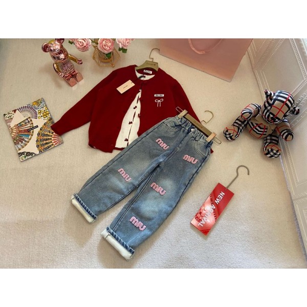 ミュウミュウ子供服女の子秋冬可愛いミュウミュウ子供セットアップ 秋冬 MiuMiu 子供キッズ服 ベストブランド子供服ウェア激安ミュウミュウMiuMiu 姉妹服 女童用 レッドニットカーディ + デニムパンツ 2 点セット