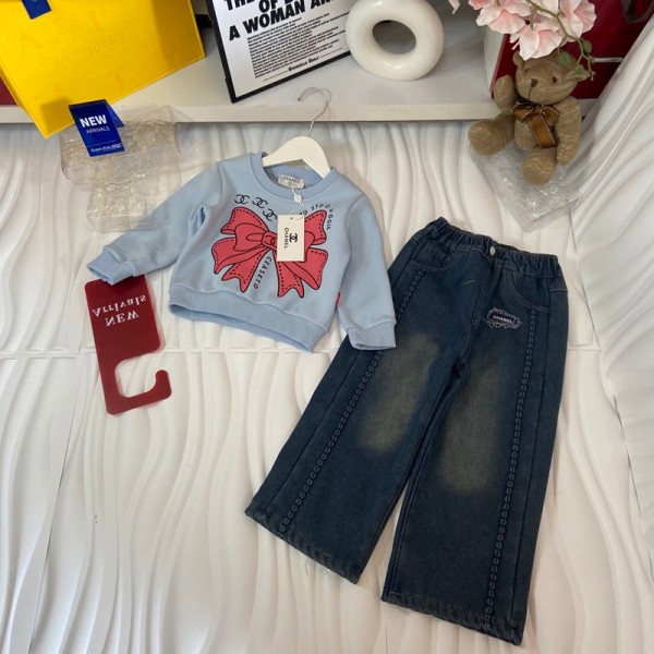 女の子シャネルCHANEL子供セットアップ 可愛いハイブランド子供服コピーシャネル風 キッズ ライトブルー ビッグリボンスウェット × デニムパンツセットカジュアル