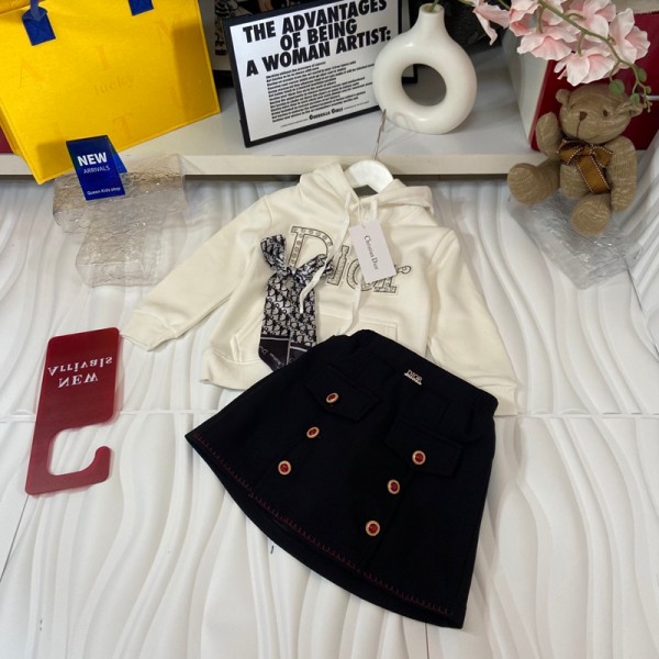 ディオールDior 子供セットアップ女児 ディオール風カジュアルセットアップ ホワイト × ブラック 日常・外出両用ディオールキッズ子供洋服韓国風90-160 サイズ