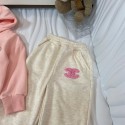 ハイブランドシャネル風子供セットアップCHANEL子供服女の子シャネル風女児ピンクフーディーベージュパンツセット スパンコール CC ロゴ 女児用 100-160 サイズ日常・外出両用