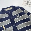ハイブランドバーバリー Burberry子供服コピーバーバリー風キッズネイビー × グレーストライプカーディガン ベアロゴパッチ 男女童共用 90-150 サイズ秋冬バーバリーキッズ日常用韓国風