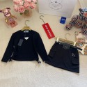 プラダ子供服三角ロゴサイドリボン長袖トップス＋カーゴスカートセットアップ ブラックハイブランド prada 女の子向け長袖トップス＋スカートセット 高級感 百搭韓国風