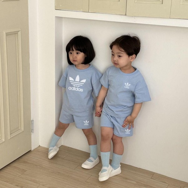 激安アディダス子供服 Adidas子供服 上下セット tシャツ ショーツ 2点キッズ服アディダス風 半袖ショーツ 2 点セットジュニア 水色 ロゴスポーツセット男の子 女の子