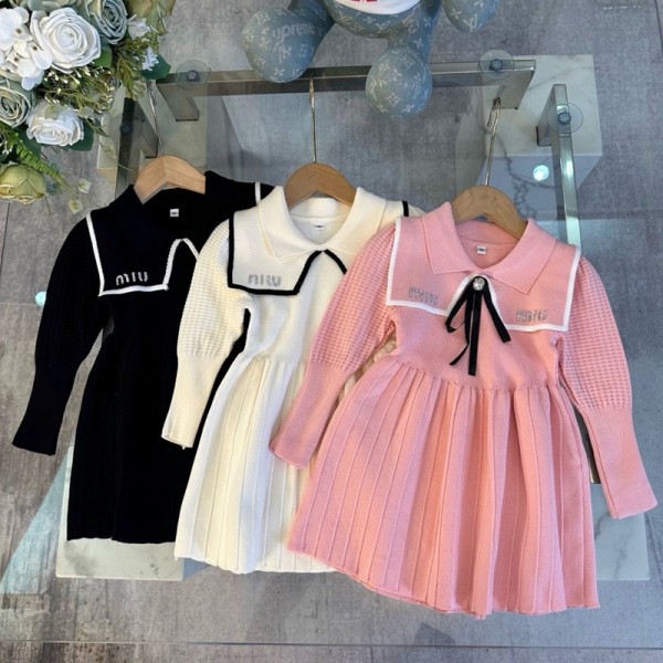 MiuMiuミュウミュウ子供服女の子ビジューロゴニットワンピース ブラック / ホワイト / ピンク 3 色展開可愛い 110-150 サイズ 高級感ミュウミュウブランド子供洋服韓国風激安