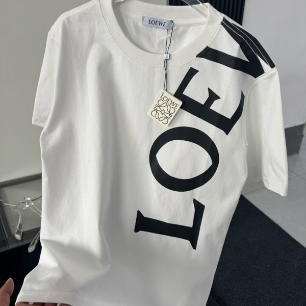 激安ロエベ風半袖tシャツハイブランドloewe風高級感クルーネック半袖 T シャツ 2 色 人気縦ロゴプリントクルーネック半袖ロエベ T シャツ ホワイト / ブラック 2 色展開 ユニセックス韓国風