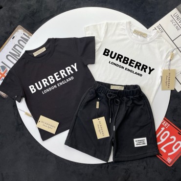 バーバリーキッズセットアップ夏 BURBERRY 子供服ロゴキッズ半袖 T シャツ+ショーツセットアップ ブラック / ホワイト 90-160 サイズ韓国風バーバリーキッズ服ハイブランド子供服 コピー バーバリーキッズセットアップ夏 BURBERRY 子供服ロゴキッズ半袖 T シャツ+ショーツセットアップ ブラック / ホワイト 90-160 サイズ韓国風バーバリーキッズ服ハイブランド子供服 コピー