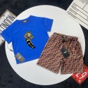 激安フェンディ風キッズセットアップ FENDI 子供服夏 スケートボーイ プリント 半袖 T シャツ＋FF 柄ショーツ セットアッフェンディプブランド子供洋服韓国風