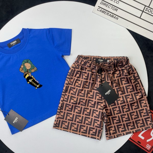 激安フェンディ風キッズセットアップ FENDI 子供服夏 スケートボーイ プリント 半袖 T シャツ＋FF 柄ショーツ セットアッフェンディプブランド子供洋服韓国風