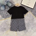 ディオールDior キッズセットアップ男女兼用コットン春夏横ライン大 DIOR ロゴ半袖 T シャツ オブリーク総柄ショーツ キッズ 2 色上下セットディオール子供服