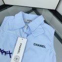 ハイブランドシャネルCHANELロゴプリント 編み紐装飾ノースリーブシャツ 裾プリーツキッズワンピース 水色シャネル子供服女の子上品女児春夏服