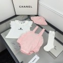 シャネルベビーキッズ子供服CHANEL ロゴフリルノースリーブ + ピンクフリルロンパース 帽子・リボンソックス 4 点セット 女児ベビーピンク清楚系女の子ベビー服 CHANEL 文字ロゴトップ 吊りロンパース小物付きセット
