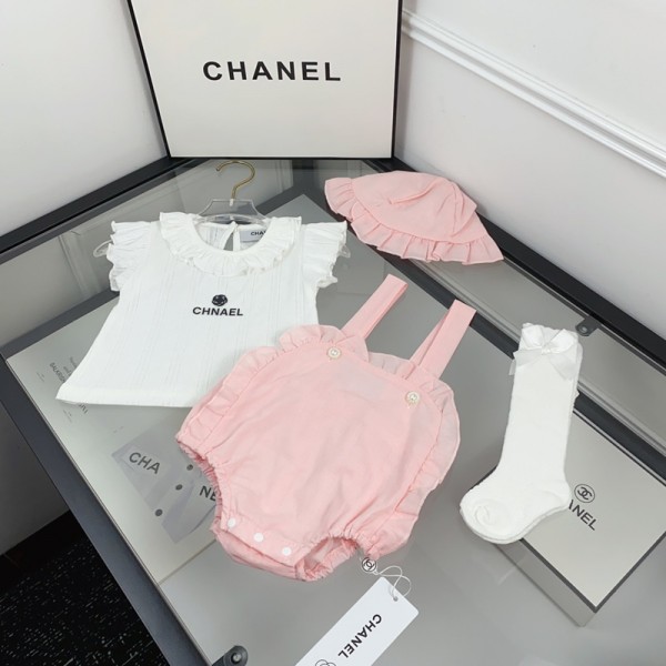 シャネルベビーキッズ子供服CHANEL ロゴフリルノースリーブ + ピンクフリルロンパース 帽子・リボンソックス 4 点セット 女児ベビーピンク清楚系女の子ベビー服 CHANEL 文字ロゴトップ 吊りロンパース小物付きセット