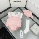 シャネルベビーキッズ子供服CHANEL ロゴフリルノースリーブ + ピンクフリルロンパース 帽子・リボンソックス 4 点セット 女児ベビーピンク清楚系女の子ベビー服 CHANEL 文字ロゴトップ 吊りロンパース小物付きセット