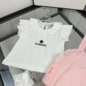 シャネルベビーキッズ子供服CHANEL ロゴフリルノースリーブ + ピンクフリルロンパース 帽子・リボンソックス 4 点セット 女児ベビーピンク清楚系女の子ベビー服 CHANEL 文字ロゴトップ 吊りロンパース小物付きセット