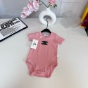 シャネルCHANEL子供服ベビー半袖ロンパース ワンポイント刺繍 ピンク コットン素材シャネルキッズ新生児用半袖カバーオール 柔らか綿素材 おしゃれベビーウェア