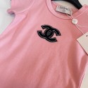 シャネルCHANEL子供服ベビー半袖ロンパース ワンポイント刺繍 ピンク コットン素材シャネルキッズ新生児用半袖カバーオール 柔らか綿素材 おしゃれベビーウェア