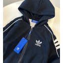 アディダスAdidasキッズ ラインストライプ ジップパーカー上下セット 男の子女の子 ブラックアディダスセットアップAdidas子供服パーカーセット ラインデザイン カジュアルスポーツウェア